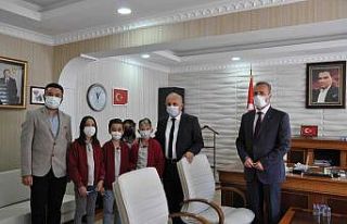 Minik yazarlar kitaplarını imzalayıp hediye ettiler