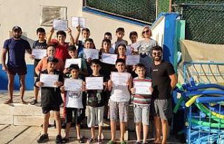 Minik yüzücüler katılım belgelerini aldı
