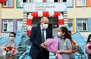 Minikler okul kitaplarını Vali Dağlı’nın elinden...