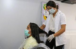 Mobil kuaförde saçları kesilen öğrencilerin yüzleri...