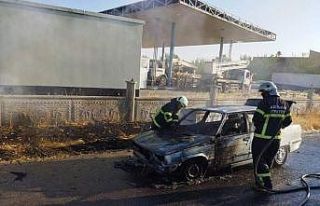 Motor bölümünden alev alan otomobil, kül oldu