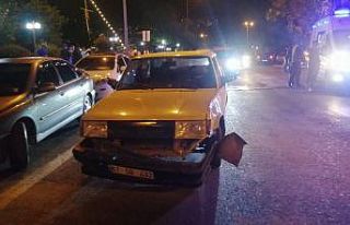 Motosiklet ile otomobil çarpıştı: 2 yaralı