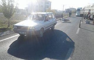 Motosiklet otomobile arkadan çarptı, sürücüsü...