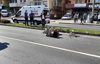 Motosiklet yayaya çarptı: 2 yaralı