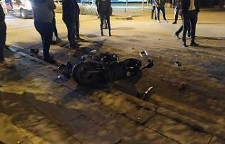 Motosiklete çarpan sürücü olay yerinden kaçtı:...