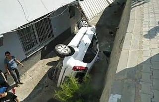 Motosiklete çarpmaktan kurtulan otomobil evin bahçesine...