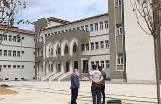 Müdür Başyiğit, okul inşaatında incelemelerde...