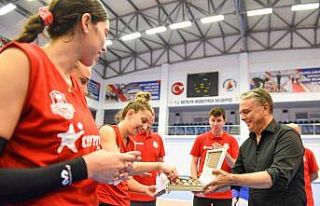 Muratpaşalı kadın voleybolcuların hedefi şampiyonluk