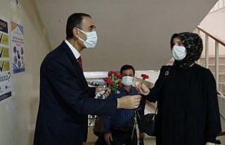 Muş’ta göreve başlayan öğretmenler güllerle...