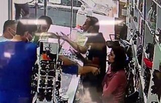 Müşteri indirim yapmadı diye tezgahtarın yüzüne...