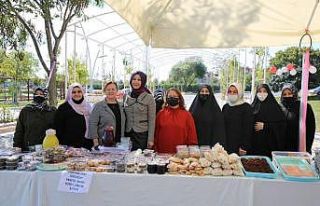 ‘Nar Kadınları’ ninelerle birlikte el emeklerini...