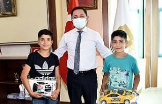 Nusaybin kaymakamı ziyaretine gelen çocukları makamında...