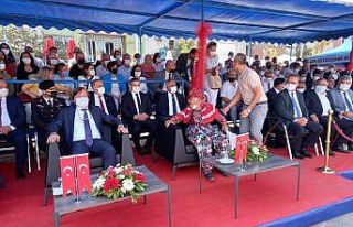 Ödül vermek için sahneye çıkan Büyükşehir...