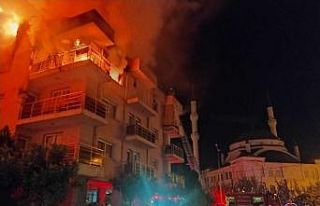 Öfkeli koca binayı ateşe verdi, mahalleli sokağa...