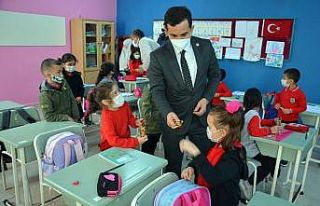 Öğrencilerin heyecanı kaymakam ve beraberindekileri...