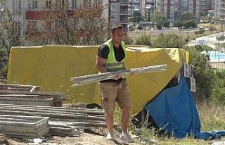 Öğrencilerine ayakkabı alabilmek için inşaatlarda...