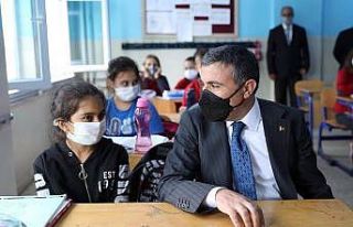 Öğrencilerle derse katıldı