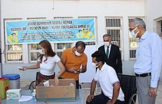 Öğretmen ve veliler okulda aşıya ikna edildi