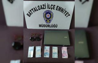 Öğretmenin eşyalarını çalan öğrenciler kameraya...