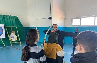 Ok atıp yay germeyi öğretti