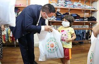 Okul çağındaki çocuklara giysi desteği