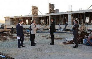 Okul inşaatlarında incelemelerde bulundu