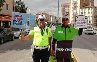 Okul önlerinde “maket polisle” önlem