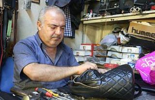 Okul sezonun açılmasıyla çanta tamiratındaki...