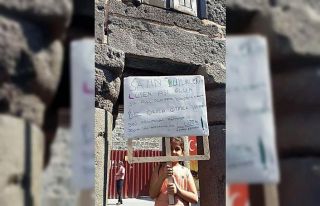 Okula gitmek için pankart açtı, sokak sokak aşıya...