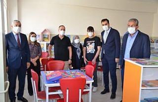 Okula kütüphane kazandırdılar