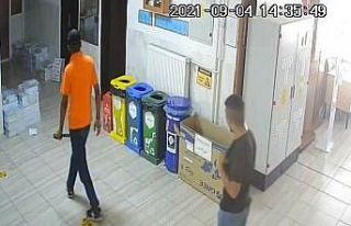 Okuldan bilgisayar ve para çalan zanlılar yakalandı