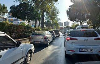 Okullar açıldı, trafik kilitlendi