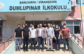 Okulun ilk gününde öğrencileri yalnız bırakmadı