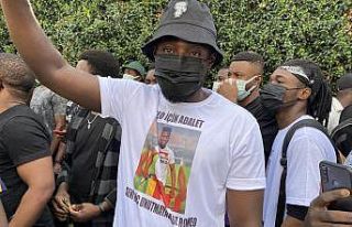 Öldürülen Afrikalı genci anmak için toplandılar