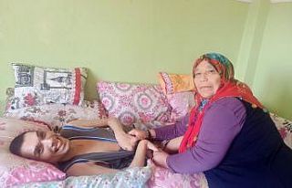 Ömrünü 3 engelli evladına adadı