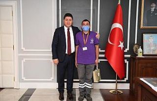 Örnek temizlik işçisi, Başkan Tören tarafından...