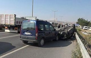 Orta refüjü aşıp karşı yöndeki otomobille kafa...