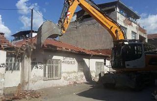 Osmangazi’de metrûk bina temizliği