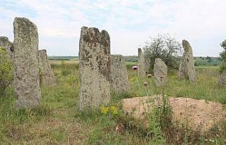 Osmanlıdan kalma mezarlık definecilerin tahribatına...