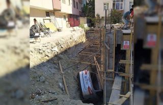 Otomobil 6 metrelik inşaat çukuruna uçtu