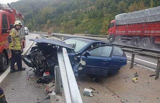 Otomobil bariyere saplandı, sürücü ve kızı ölümden...