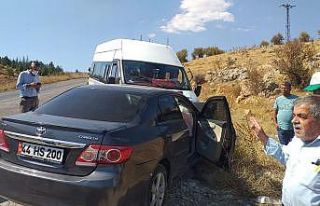 Otomobil ile minibüs çarpıştı: 11 yaralı