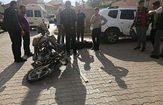 Otomobil ile motosikletin çarpıştığı kazada...