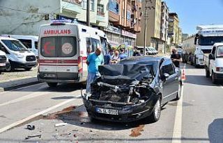 Otomobil kamyona çarptı: 2 yaralı