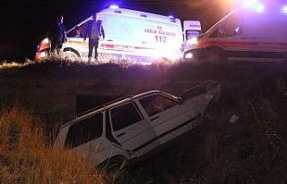 Otomobil menfeze uçtu:3 yaralı