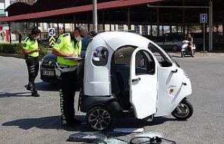 Otomobil, motorlu bisiklete çarptı: 1 yaralı