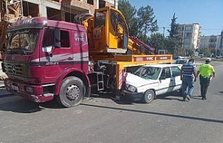 Otomobil park halindeki vince çarptı: 3 yaralı