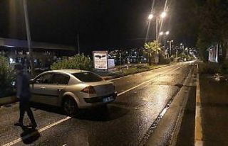 Otomobil refüjü aşıp karşı yola geçti