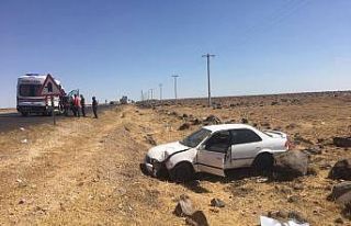 Otomobil şarampole devrildi: 2 yaralı
