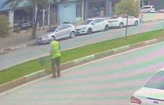 Otomobil; temizlik işçisine böyle çarptı